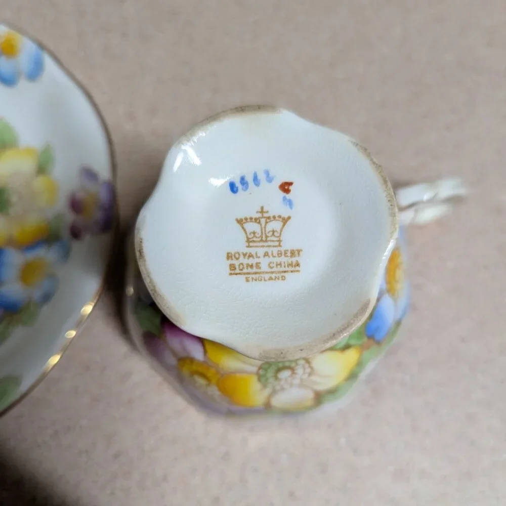 Royal Albert Floral Teacup & Saucer Set - Picture 5 of 11